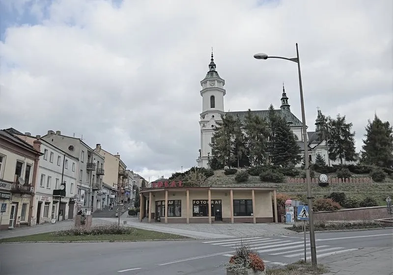 Gdzie najlepiej zarabia się w Ostrowcu: najlepsze branże i miejsca pracy