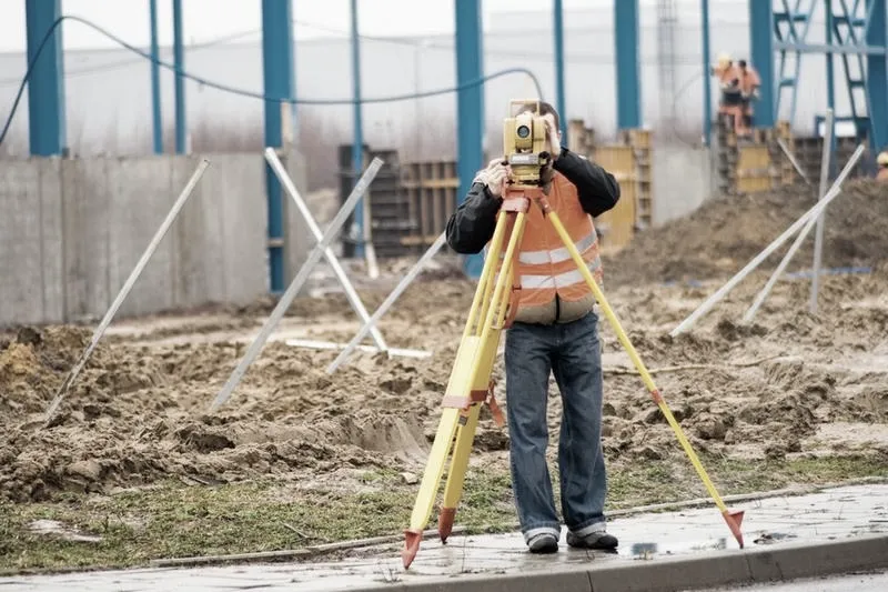 Geodeta jak wygląda praca: dzień z życia i najważniejsze zadania