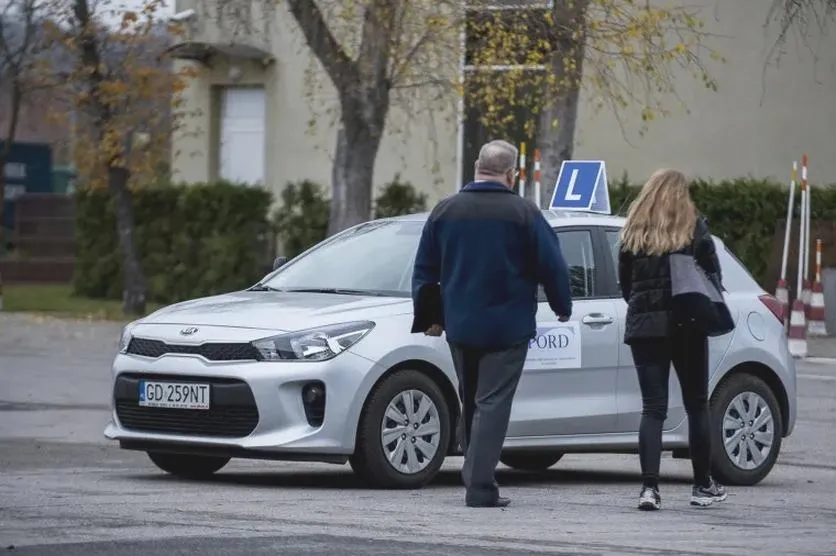 Ile zarabia egzaminator PORD? Odkryj sekrety wynagrodzeń w tej profesji!