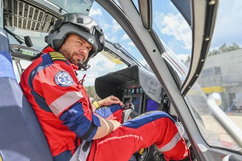 Ile zarabia pilot śmigłowca w Polsce? Odkryj tajemnice wynagrodzeń w tym zawodzie!
