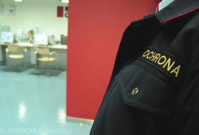 Ile zarabia pracownik ochrony z bronią? Sprawdź, co wpływa na jego wynagrodzenie!