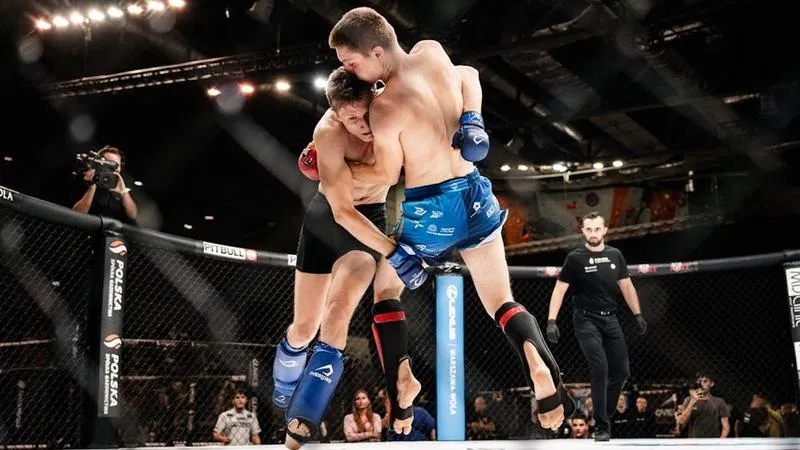 Ile zarabia zawodnik MMA w Polsce? Przegląd pensji i bonusów w świecie walki