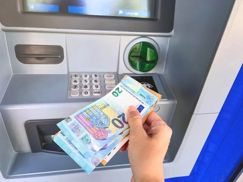 Jak łatwo i tanio wpłacić pieniądze na konto - sprawdź nasze porady!