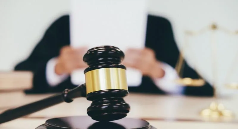 Jakie są realia wynagrodzeń dla starszego asystenta sędziego?